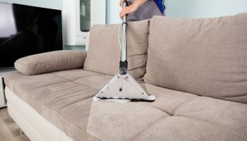 Почему чистка диванов профессионалами —  выгодное решение